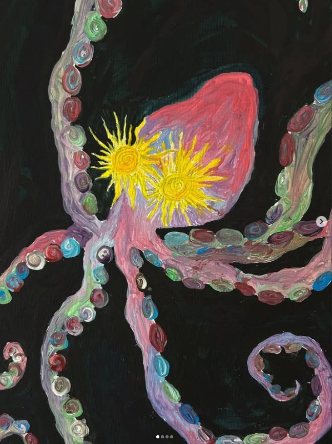 Pintura de un pulpo rosa sobre fondo negro.